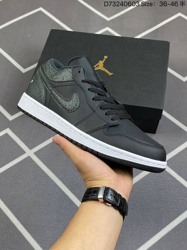 Air Jordan 1 Low 低帮 黑白大象 Aj1 乔丹1代 Aj1 乔1 低邦 黑色 乔丹篮球鞋系列 采用黑色、白色和灰色配色方案，整双鞋采用黑色皮革鞋