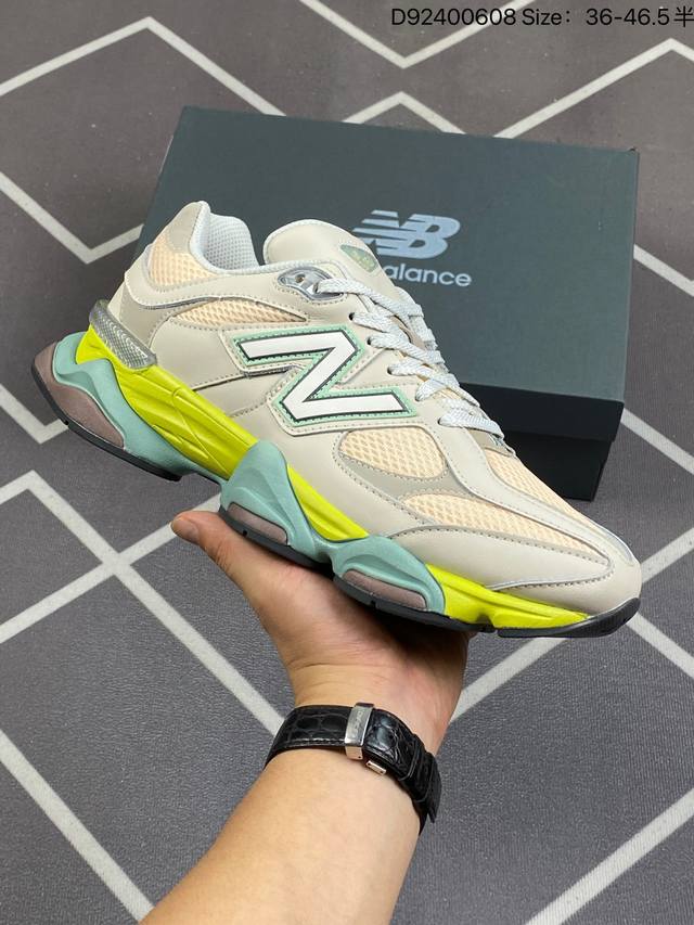 New Balance Nb 9060 复古单品 鞋款灵感源自设计师本人对夏日的怀日回忆。鞋面大身由空间双格及磨砂鞋面拼接而生，配以柔和、温暖的粉橘色调，夏日氛