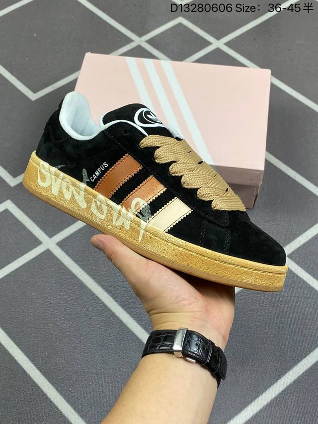 Adidas Originals Campus 00S 阿迪达斯 低帮 联名黑白 面包鞋防滑耐磨低邦板鞋 鞋身以黑色翻毛皮为主，搭配白色皮革锯齿三条纹的标志性设