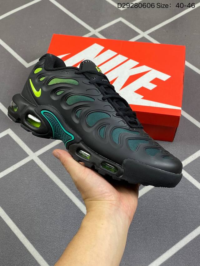 耐克nike Air Maxplus Drift休闲气垫缓震跑步运动鞋 造型超讨喜！鞋面以帆布和织物材质包裹，保证了轻薄透气，更适合夏季穿着。鞋侧 鱼骨 形状的