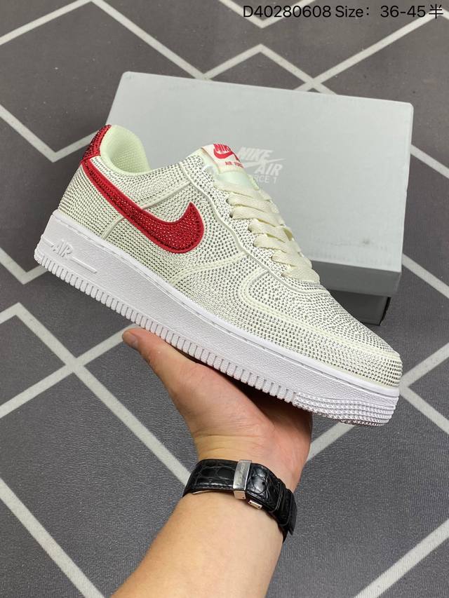 耐克 Nike Air Force 1 '07 Low 空军一号满钻 低帮百搭厚底增高休闲运动板鞋。柔软、弹性十足的缓震性能和出色的中底设计，横跨复古与现代的外