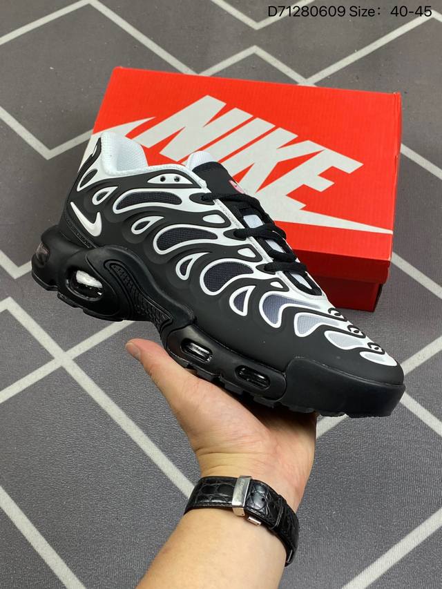 Nike Air Maxplus Drift Tn休闲气垫缓震跑步运动鞋 造型超讨喜！鞋面以帆布和织物材质包裹，保证了轻薄透气，更适合夏季穿着。鞋侧 鱼骨 形状