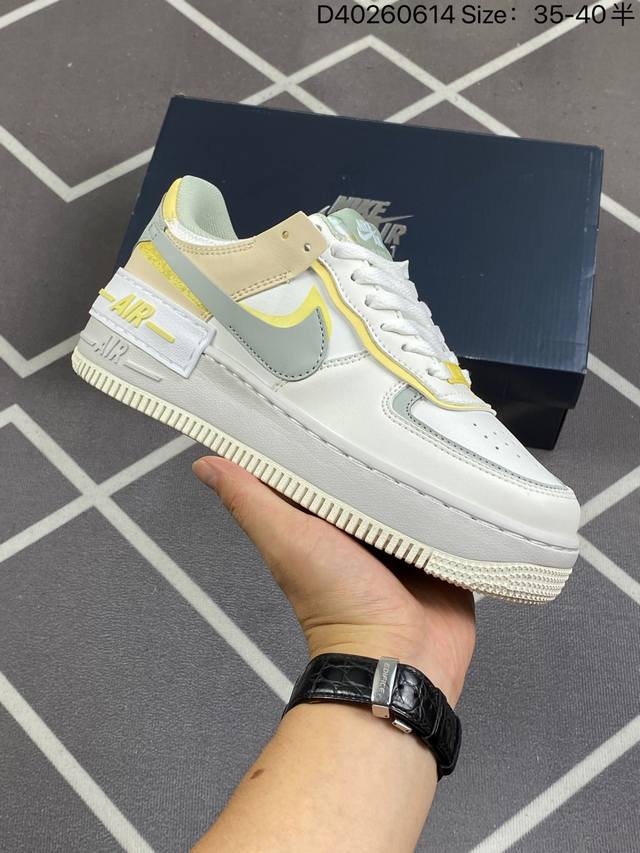 Nike 耐克低帮板鞋 空军一号 Af1马卡龙 Af1厚底增高百搭运动板鞋 Nike Air Force 1 “Shadow” 造型设计上与 Sacai X N