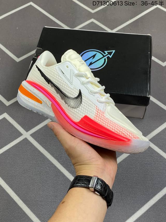 Nike Air Zoom G.T. Cut Ep 耐克 Gt 低帮 水蜜桃白粉 厚底回弹减震实战篮球鞋 鞋身整体以白色为主，配以橙色、黑色、作为点缀，左右脚后