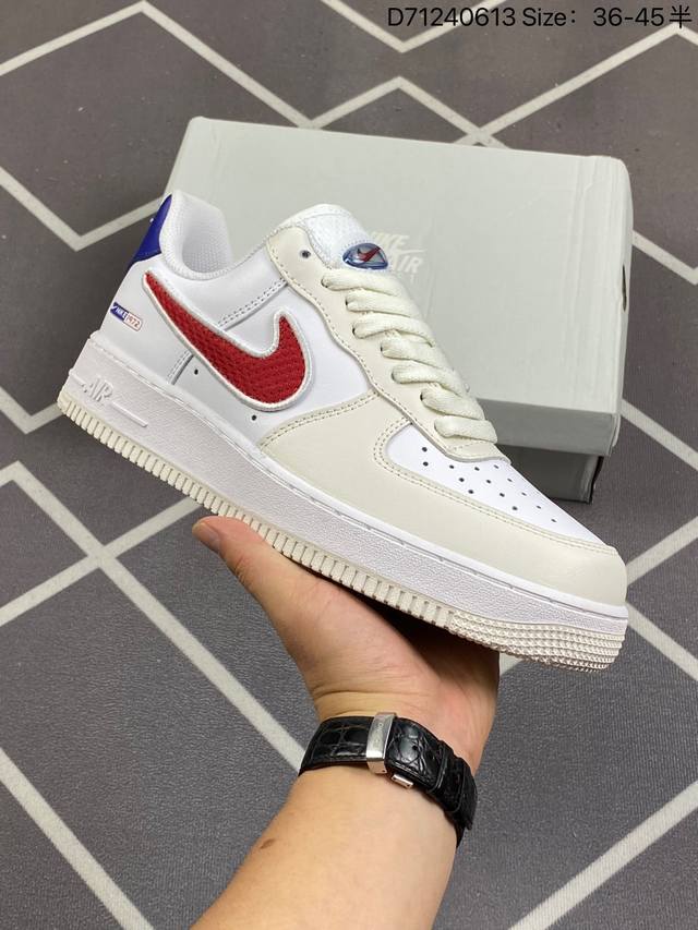 耐克 Nike Air Force 1 '07 Low 空军 低帮百搭厚底增高休闲运动板鞋。柔软、弹性十足的缓震性能和出色的中底设计，横跨复古与现代的外型结合，