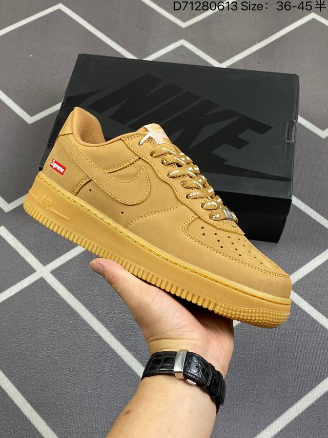 耐克 Nike Air Force 1 '07 Low 空军一号含气垫 低帮百搭厚底增高休闲运动板鞋。柔软、弹性十足的缓震性能和出色的中底设计，横跨复古与现代的