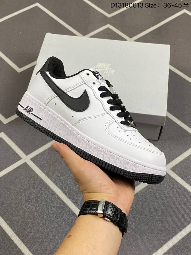 仿头层皮 耐克 Nike Air Force 1 '07 Low 空军一号含气垫 低帮百搭厚底增高休闲运动板鞋。柔软、弹性十足的缓震性能和出色的中底设计，横跨复