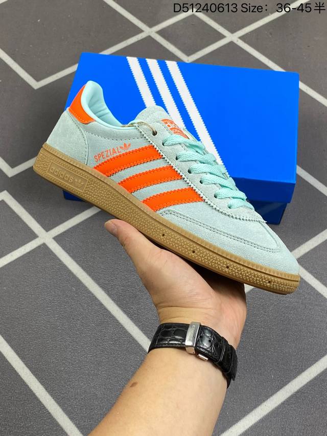 阿迪达斯 Adidas Handball Spezial 三叶草学院风复古休闲板鞋 德训鞋 橡胶底柔软皮革经典运动鞋板鞋。圆头、缝合拼接设计、正面绑带、鞋舌部位