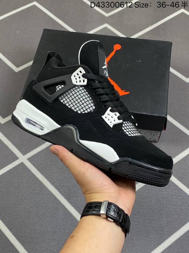 Air Jordan 4 Retro White Thunder 白雷公 Aj4 乔丹4代 Aj4 乔4 黑白熊猫 乔丹篮球鞋系列 鞋身采用黑色麂皮作为主底色，