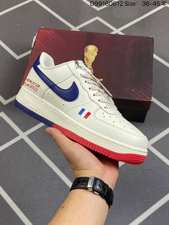 特价 耐克 Nike Air Force 1 '07 Low 空军一号 低帮百搭厚底增高休闲运动板鞋。柔软、弹性十足的缓震性能和出色的中底设计，横跨复古与现代的