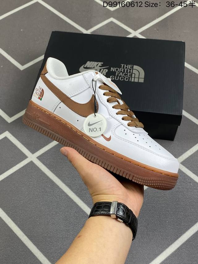 特价 耐克 Nike Air Force 1 '07 Low 空军一号 低帮百搭厚底增高休闲运动板鞋。柔软、弹性十足的缓震性能和出色的中底设计，横跨复古与现代的