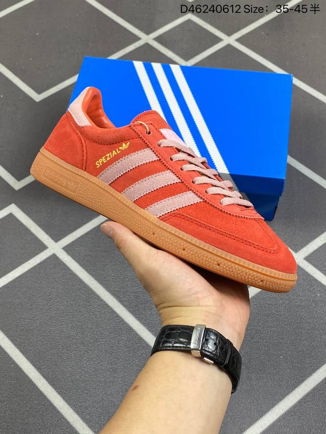 Adidas Handball Spezial 阿迪达斯经典款 复古休闲板鞋 #全鞋采用反毛皮制作 牛筋耐磨大底 承载青春情怀的板鞋 经典三条杠装饰鞋侧 品牌辨