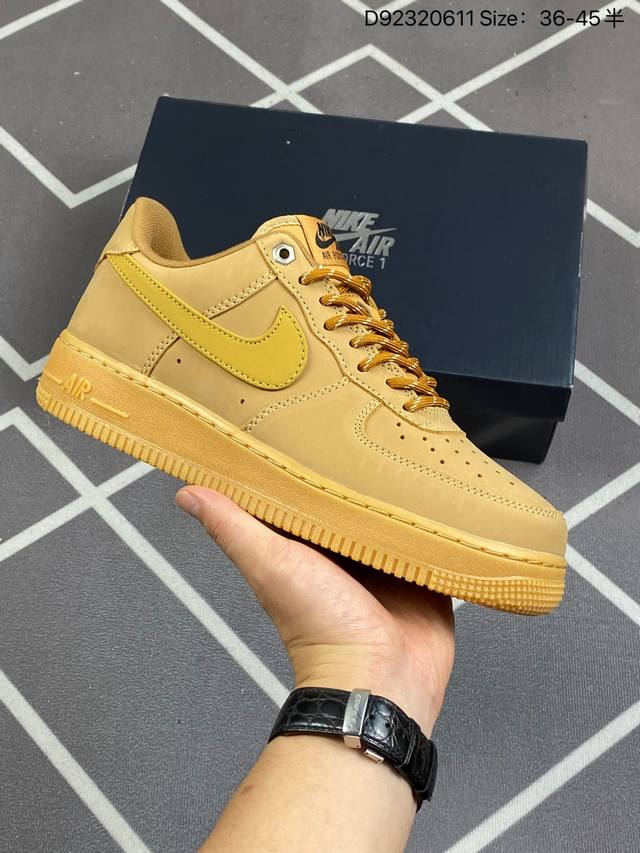 公司级！耐克nike Air Force 1 Low 小麦空军一号低帮百搭休闲运动板鞋。柔软、弹性十足的缓震性能和出色的中底设计，横跨复古与现代的外型结合，造就