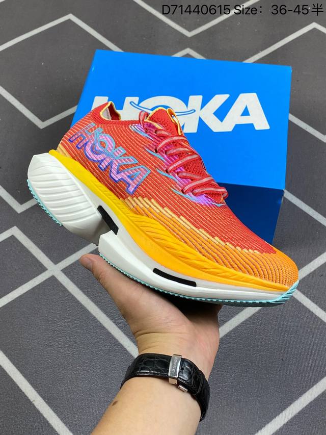 Hoka 霍卡 Hoka Cielo X1 竞速跑鞋 外观整合hoka 顶尖碳板技术、中底泡棉科技和几何学，设计符合自然步态的不对称鞋面和鞋底结构，专为精英跑者