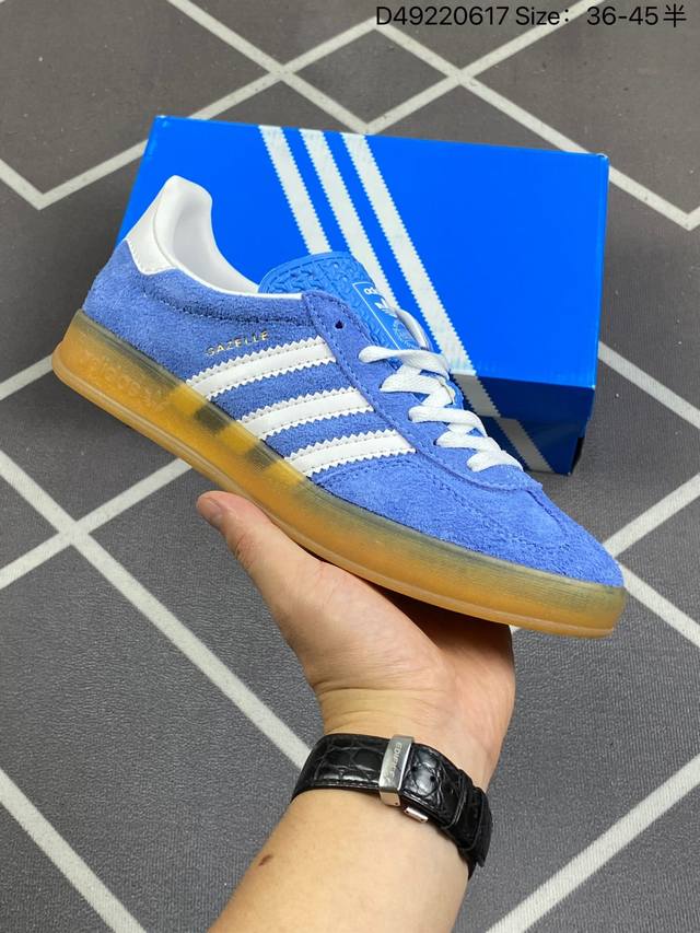 阿迪达斯adidas Originals Gazelle Indoor 三叶草复古防滑耐磨低帮板鞋 Hq8717 鞋款采用柔软的绒面革和耐用的皮革衬里融合在橡胶