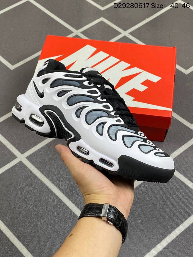 Nike Air Maxplus Drift Tn休闲气垫缓震跑步运动鞋 造型超讨喜！鞋面以帆布和织物材质包裹，保证了轻薄透气，更适合夏季穿着。鞋侧 鱼骨 形状