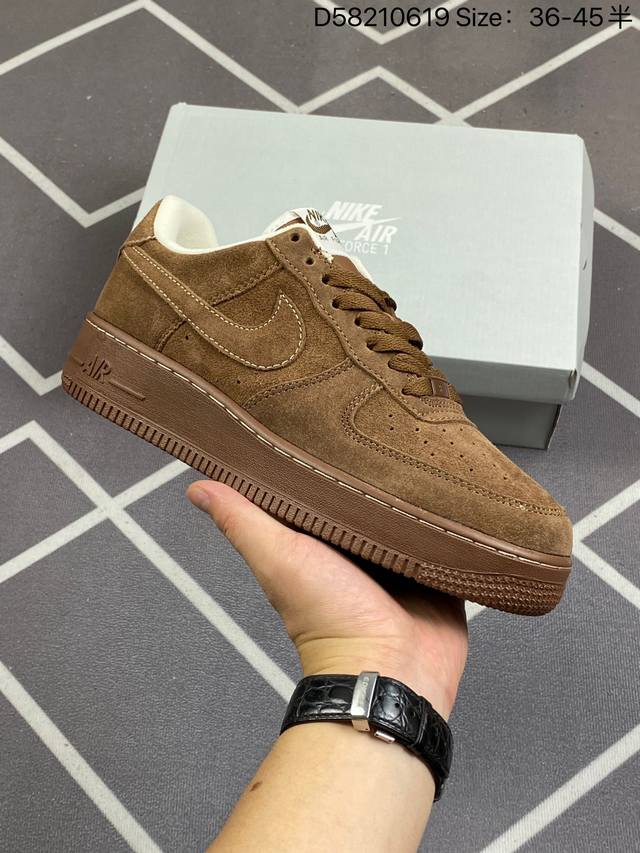 耐克 Nike Air Force 1 '07 Low 空军一号低帮百搭厚底增高休闲运动板鞋。柔软、弹性十足的缓震性能和出色的中底设计，横跨复古与现代的外型结合