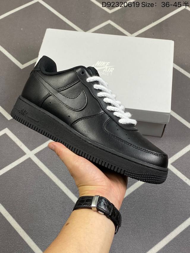 公司级 耐克 Nike Air Force 1 '07 Low 空军一号含气垫 低帮百搭厚底增高休闲运动板鞋。柔软、弹性十足的缓震性能和出色的中底设计，横跨复古