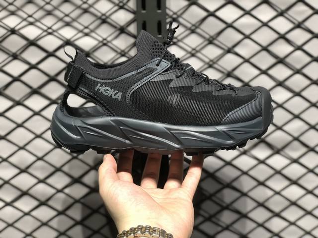 放店180 hoka One One Hopara 户外机能山地凉鞋 鞋型从外观就给人强烈的户外机能感，粗犷率性的厚底设计，继承了 Hoka One One 跑