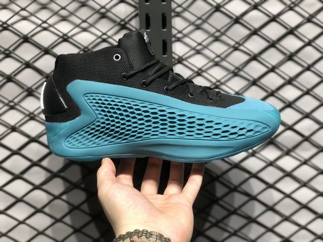 放店 adidas Anthony Edwards A.E. 1”华子一代”安东尼 爱德华兹签名实战减震防滑耐磨高帮篮球鞋 球鞋的整体设计非常复古 也可以理解为