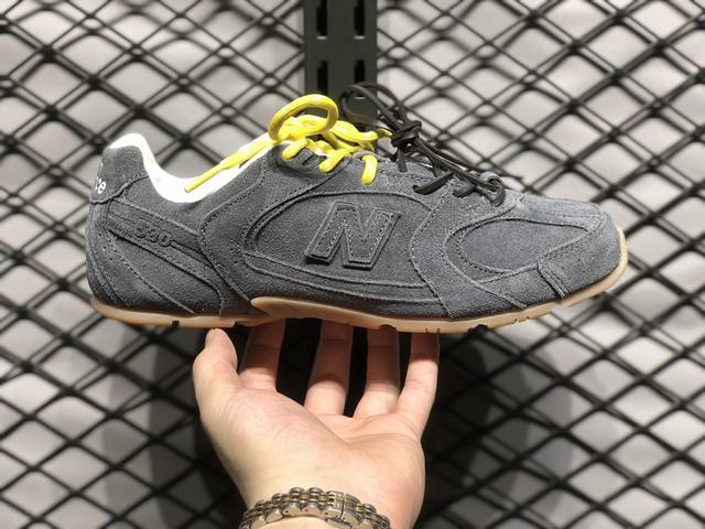 放店 new Balance X Miumiu 缪缪联名 24S联名款运动鞋 缪缪大秀上爆出的这双与new Balance 新百伦联名款运动 球鞋 后全球各大代