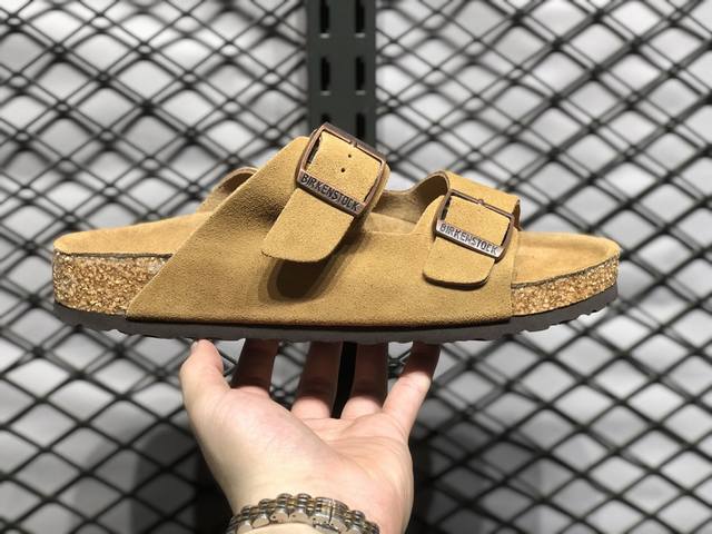 放店 chrome Hearts X Birkenstock Arizona 克罗心联名系列勃肯皮革绒面双扣时尚凉拖鞋 牛皮绒面革质地柔软 搭配可调节鞋扣提升穿