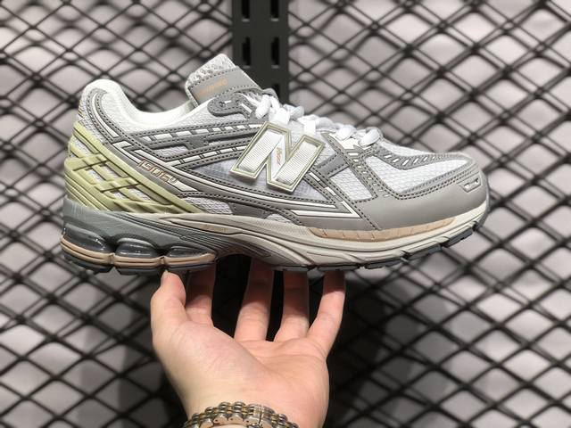 放店 new Balance 1906系列复古老爹风休闲运动慢跑鞋 采用轻质牛剖革拼接透气网眼衬垫织物鞋面材质 T-Beam大底提供足步弓支撑，保持步态稳定 后