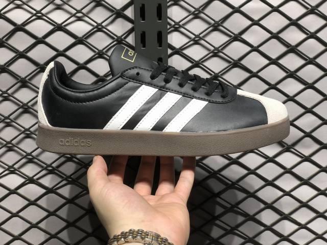 放店 adidas Neo Vl Court Classic 复古轻便休闲低帮板鞋 首发实拍 整双鞋以传统的低帮呈现的清新造型 鞋头优先头层反毛皮 中底选择了与