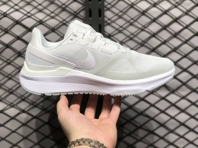 放店 nike Air Zoom Winflo 25 网透面气 训跑练步鞋 该鞋款采用改良版网眼布和增加泡棉设计，专为驾驭耐力跑而设计，出色的缓震性能可助力你心