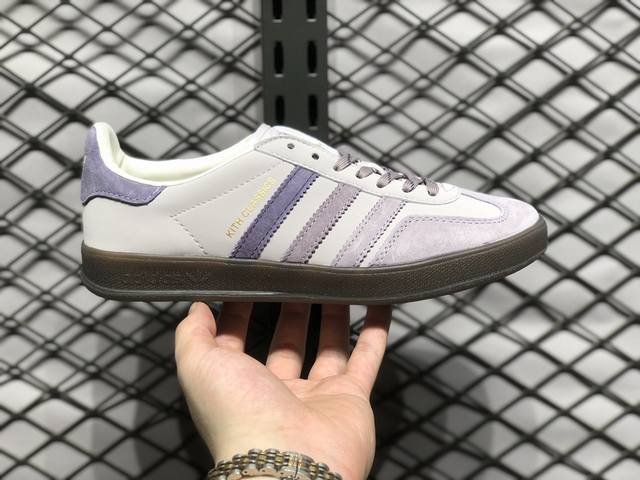 放店 阿迪达斯adidas Originals Gazelle Indoor 这款阿迪达斯运动鞋是 1979年 Gazelle Indoor 运动鞋的复兴，柔软