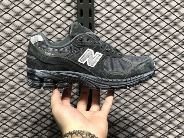 放店 new Balance 2002R 复古休闲跑步鞋 最新出的2002R系列，鞋款延续了经典科技，升级版n-Ergy缓震物料机能与材质上脚太舒适了，鞋面的柔