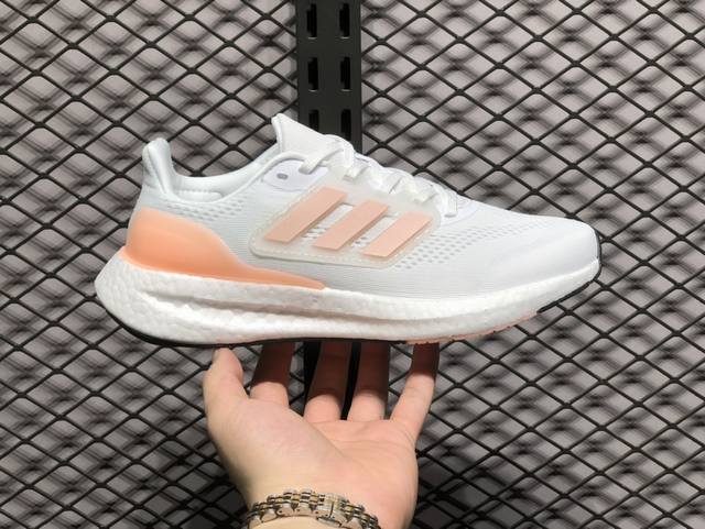 放店 阿迪达斯 Adidas Pureboost 23 阿迪简约轻便透气爆米花休闲跑鞋。鞋款保持独特造型以及s型后跟设计 两侧支撑条提供安全稳定的支撑作用,后跟