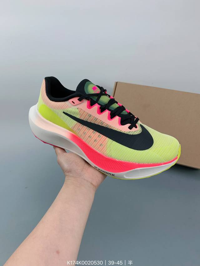 耐克 Nike Zoom Fly 5 运动鞋男女士公路跑鞋竞速跑步鞋厚底增高老爹鞋。采用耐用的设计，不仅可以部署在您最喜欢的比赛的起跑线上，还可以部署在征服后的