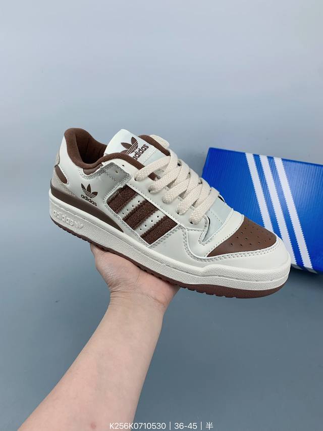 阿迪达斯adidas Forum 84 Low 低帮百搭潮流休闲运动板鞋。以复古篮球鞋的外形为基础，采用皮革拼接，简约百搭，更加贴合舒适。中底内侧网格造型起到点