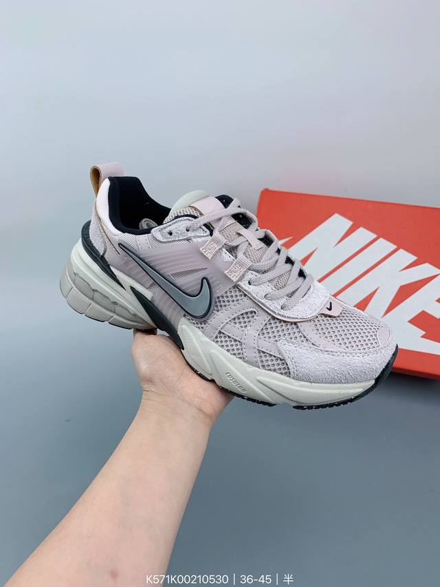 Nike V2K Run Runtekk Summit White Metallic Silver 鞋头设计 微翘式鞋头设计，响应灵活，保护脚趾。鞋身设计鞋身运