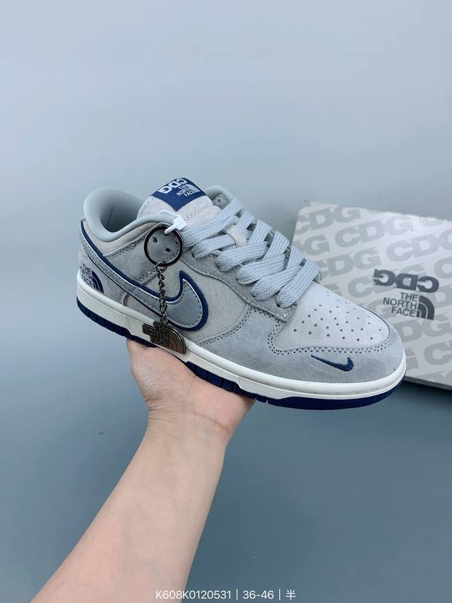 耐克otomo Katsuhiro X Nk Sb Dunk Low 大友克洋联名款低帮运动休闲板鞋鞋身整体采用麂皮材质打造 以摩卡为主色调 浓重的怀旧味道 s