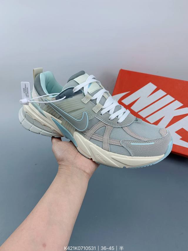 Nike V2K Runtekk 网面低帮跑鞋 材质上使用大面积网眼、皮革、Tpu 组成 支撑和透气性肯定不错 中底处由 Cushlon 泡绵打造 保证在压马路