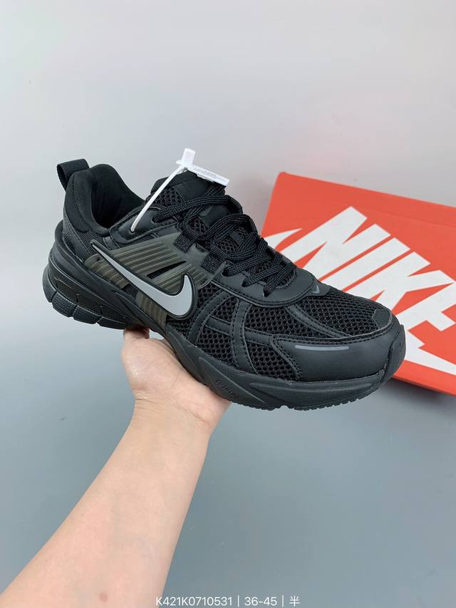 Nike V2K Runtekk 网面低帮跑鞋 材质上使用大面积网眼、皮革、Tpu 组成 支撑和透气性肯定不错 中底处由 Cushlon 泡绵打造 保证在压马路