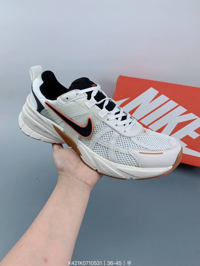 Nike V2K Runtekk 网面低帮跑鞋 材质上使用大面积网眼、皮革、Tpu 组成 支撑和透气性肯定不错 中底处由 Cushlon 泡绵打造 保证在压马路