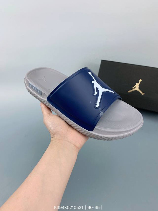 Air Jordan Super Play 乔丹拖鞋 Aj拖鞋 运动拖鞋 钩环带提供可调节的安全贴合；鞋面的合成皮革提供舒适的耐用性；带有纹理鞋床的泡沫鞋底为您