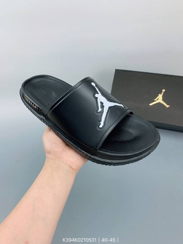 Air Jordan Super Play 乔丹拖鞋 Aj拖鞋 运动拖鞋 钩环带提供可调节的安全贴合；鞋面的合成皮革提供舒适的耐用性；带有纹理鞋床的泡沫鞋底为您