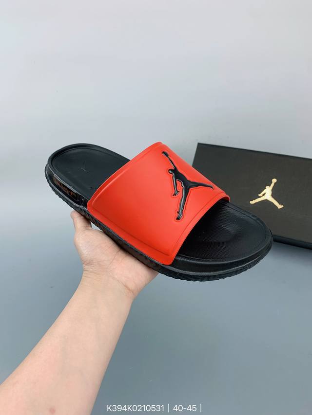 Air Jordan Super Play 乔丹拖鞋 Aj拖鞋 运动拖鞋 钩环带提供可调节的安全贴合；鞋面的合成皮革提供舒适的耐用性；带有纹理鞋床的泡沫鞋底为您