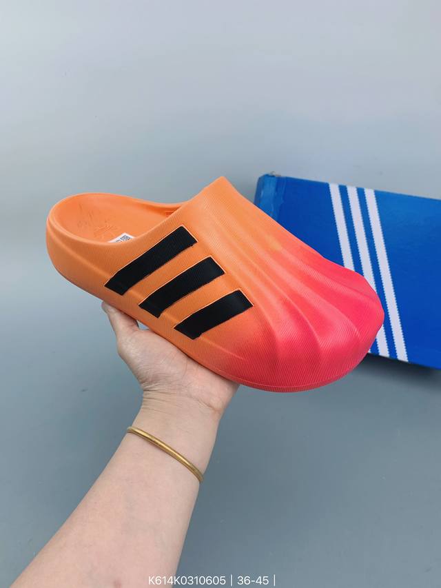 Adidas Handball Spezial 阿迪达斯经典款 复古休闲板鞋 全鞋采用反毛皮制作 牛筋耐磨大底 承载青春情怀的板鞋 经典三条杠装饰鞋侧 品牌辨识