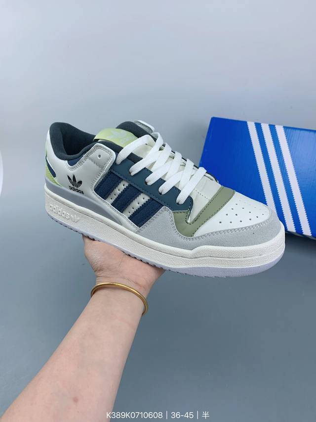 阿迪达斯adidas Forum 84 Low 低帮百搭潮流休闲运动板鞋。以复古篮球鞋的外形为基础，采用皮革拼接，简约百搭，更加贴合舒适。中底内侧网格造型起到点