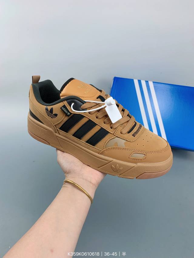 Ad Originals Post Up 这款adidas经典款，延续篮球场基因，同时融入摩登气质，含锯齿状三条纹和绒面革鞋头盖，搭载舒适中底，展现传统本色。皮