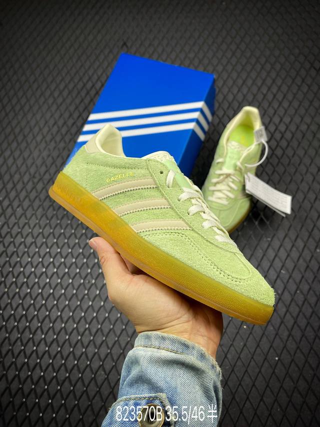 公司级adidas Originals Gazelle Indoor 绿色 此款鞋延续了橡胶外底和经典款式的传统。优质绒面革鞋面和标志性的3条纹采用明亮的对比色