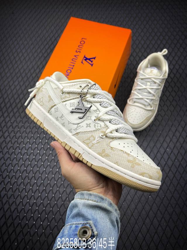 公司级lv X Nike Dunk Low 黄牛仔印花 此款主张打破传统的工业化流水线设计限制，以made By Ideas的超级创意为理念，集结众多潮流设计师