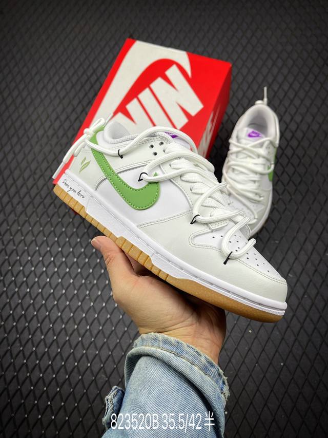 公司级nike Dunk Low 青提山茶 白绿 此款设计灵感来自于青提和山茶等元素，鞋面整体以淡绿为主色，鞋身茶绿钩子图案和鞋带解构设计别致。中底与鞋面颜色相