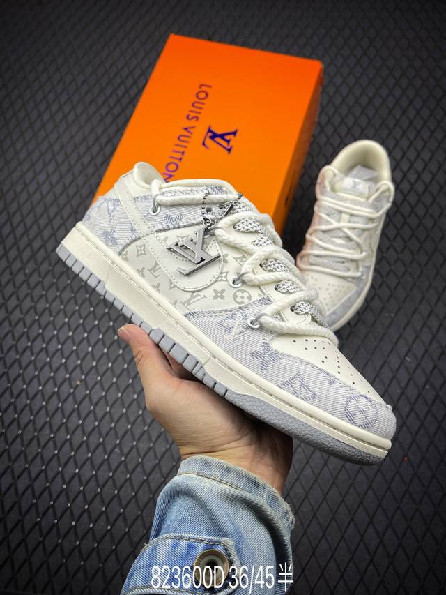 Dlv X Nike Dunk Low 蓝牛仔印花 此款主张打破传统的工业化流水线设计限制，以made By Ideas的超级创意为理念，集结众多潮流设计师，结