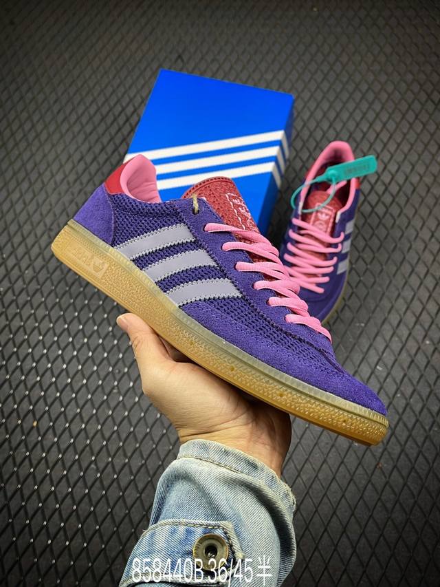 Adidas Handball Spezial 阿迪达斯经典款 复古休闲板鞋 全鞋采用反毛皮制作 牛筋耐磨大底 承载青春情怀的板鞋 经典三条杠装饰鞋侧 品牌辨识